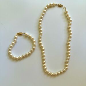 Pearl necklace and bracelet set in like-new condition